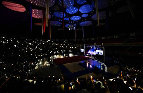  La reaparición del cantautor convocó a miles de seguidores que alumbraron el Coliseo de la Ciudad Deportiva de La Habana. Foto Afp