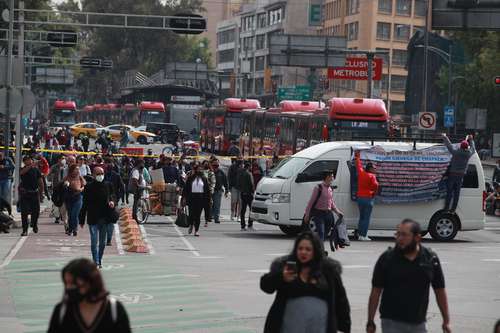 LA CNTE BLOQUEA CDMX EN EXIGENCIA DE PAGOS. Maestros de la Coordinadora Nacional de Trabajadores de la Educación cerraron ayer Reforma e Insurgentes para exigir pago de adeudos.