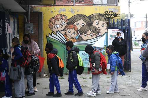 Llama la SEP a maestros y sociedad a sumarse a las acciones colectivas que garanticen reinserción a las aulas. La imagen, en el reinicio de clases en un plantel de Xochimilco, en enero pasado.