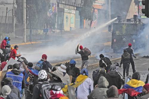 Manifestantes intentan entrar al Congreso de Ecuador; policías los reprimen