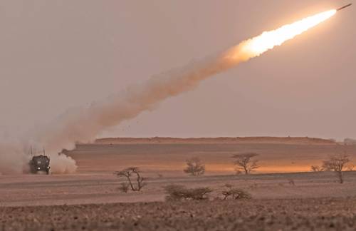 Ucrania recibió suministros estadunidenses de Sistemas de Cohetes de Artillería de Alta Movilidad, con alcance de 80 km. La imagen, en Marruecos.