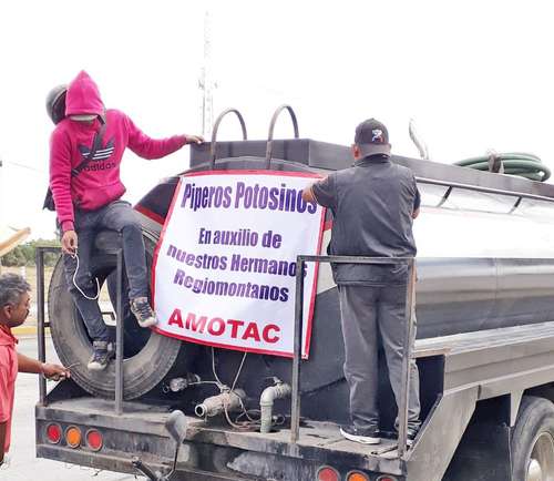 La Asociación Mexicana de Organización de Transportistas AC, delegación San Luis Potosí, movilizó ayer pipas hacia Nuevo León para apoyar a las autoridades de esa entidad en el suministro de agua por tandeo.