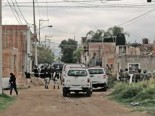 Cuatro policías municipales de El Salto, Jalisco, y ocho pistoleros que se parapetaron en una casa de seguridad murieron la noche del miércoles en un enfrentamiento. Además, un agente de Zapotlanejo pereció y otro resultó lesionado cuando volcó la patrulla en que acudían a prestar ayuda a sus compañeros.