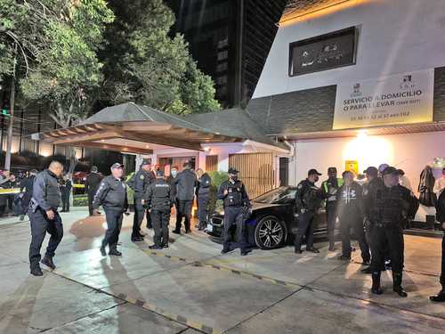 Movilización de elementos de la SSC en el restaurante Suntory ubicado en Torres Adalid, colonia del Valle, donde Jesús Hernández Alcocer asesinó a su pareja.
