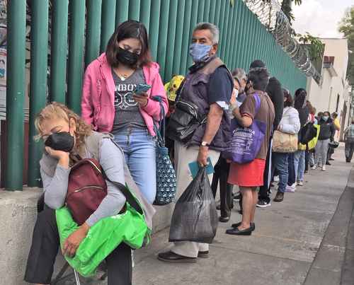 Con el alza de casos, las filas volvieron a las unidades de Medicina Familiar del IMSS.