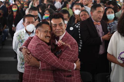 Parejas participan en jornada de matrimonio igualitario 2022 Cásate con Orgullo en la explanada del Registro Civil de la alcaldía Cuauhtémoc.