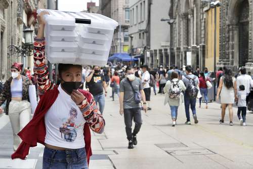 Mercado Joven reconoce las formas de organización colectiva, explicó el titular del instituto de la juventud. En la imagen, comerciante en el Centro Histórico.