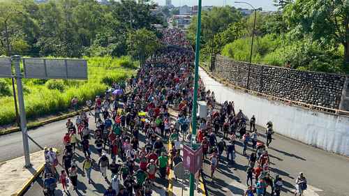 La caminata de los extranjeros varados en el país no quiere visa humanitaria, sino que los dejen transitar o un documento para evitar que sean detenidos.