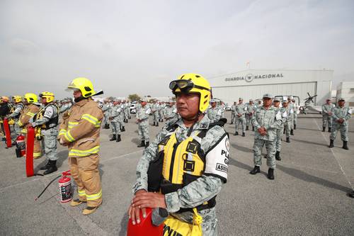  En la base Contel de la Guardia Nacional, en la alcaldía Iztapalapa de la Ciudad de México, demostración del personal que participa en acciones de ayuda y rescate. Foto Alfredo Domínguez