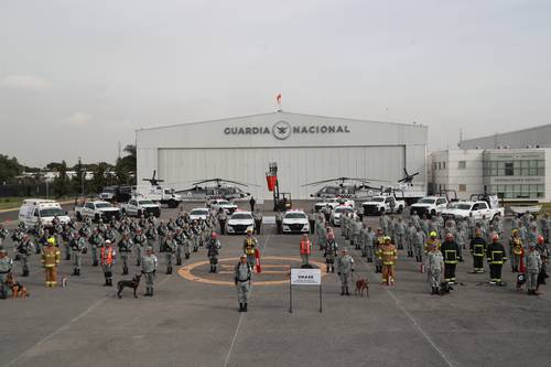  En la base Contel de la Guardia Nacional, en la alcaldía Iztapalapa de la Ciudad de México, demostración del personal que participa en acciones de ayuda y rescate. Foto Alfredo Domínguez