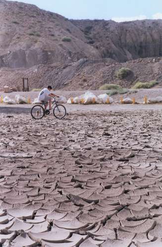 La grave sequía que afecta a los estados de la zona fronteriza estuvo entre los temas que abordaron los legisladores de ambos países. En la imagen, un niño pasea sobre el río Bravo en estío.