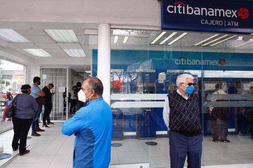 El director general de Citigroup Latinoamérica, Ernesto Torres Cantú, dijo que el banco no espera cerrar un acuerdo para vender su filial en México hasta enero de 2023. “Hay un amplio interés por Banamex”, dijo sin mencionar los nombres de los posibles compradores. Citi pretende vender todos los negocios de consumo y mercado de Citibanamex a un comprador único, sostuvo Torres Cantú en una sesión informativa. Una vez que se selle la operación, la venta tardaría entre 12 y 15 meses en completarse, destacó.