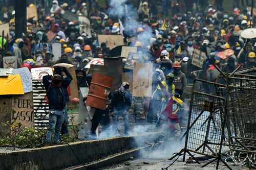 Manifestantes enfrentan a la policía en el parque El Ejido. La Conaie exige el retiro de la fuerza pública y el fin al estado de excepción.