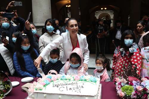 Con mariachi, pastel y al ritmo del Noa-Noa, Sheinbaum celebró en el patio del Antiguo Palacio del Ayuntamiento, donde familias y comerciantes la recibieron con Las Mañanitas, porras y gritos de ¡presidenta! “Cumplo 60 y estoy al 100”, dijo y salió de sus oficinas a festejar con los asistentes, con quienes compartió tamales y atole, y hasta bailó canciones de Juan Gabriel.