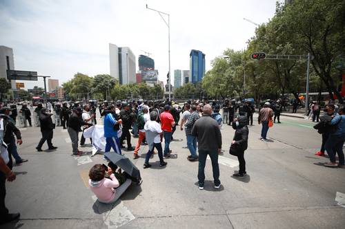 Policías y bomberos jubilados se manifestaron en el cruce de Paseo de la Reforma e Insurgentes para exigir el pago de sus pensiones que por dos años les han suspendido. Dijeron que no cuentan con servicio médico porque piden la terminación laboral para recuperar su registro en el Issste.