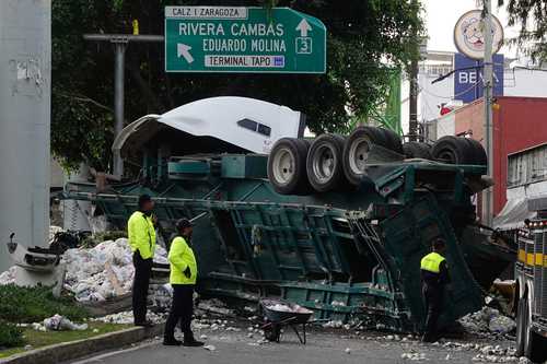 Un hombre de 40 años que conducía el camión, al bajar sobre la calzada Ignacio Zaragoza perdió el control por el exceso de velocidad y cayó 20 metros desde el puente; en el lugar quedaron regadas más de 30 toneladas de cebollas.