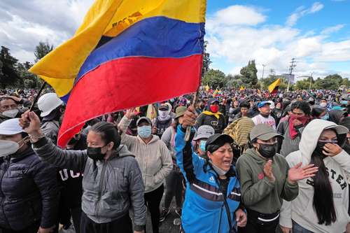 En el decimotercer día del paro indefinido, continuaron las protestas en Quito, que entre otras demandas exige la reducción del precio de los combustibles.