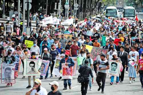 Familiares marcharon ayer del Ángel de la Independencia al Hemiciclo a Juárez como cada 26 de mes.