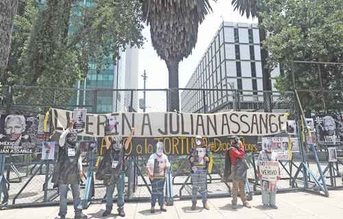 En el Día Internacional de Apoyo a las Víctimas de Tortura, varios activistas se manifestaron ayer frente a la embajada de Estados Unidos en México, en demanda de la liberación de Julian Assange, fundador de WikiLeaks, quien podría ser extraditado de Inglaterra a Estados Unidos próximamente.