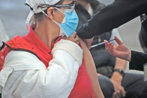 La campaña de vacunación en México avanza hacia la población infantil y con los adultos rezagados. En la imagen, aspecto de un módulo de salud en Xochimilco.