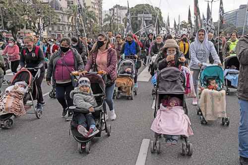 Marcha en Buenos Aires para exigir un aumento en la cantidad de ayuda social. Los argentinos luchan para enfrentar el aumento de precios, de más de 5 por ciento mensual. Los economistas estiman que la inflación en ese país llegará a 70% a finales de año.