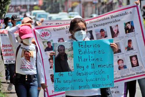 Madres de víctimas de desaparición en Morelos marcharon ayer de la glorieta Tlaltenango al centro de Cuernavaca para exigir a las autoridades federales, estatales y municipales frenar la inseguridad en el estado.
