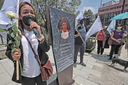 Vecinos de la colonia Hipódromo Condesa protestaron en el aniversario luctuoso de Cristina Vázquez Chavarría y exigieron a la Fiscalía General de Justicia de la Ciudad de México informe del avance de la investigación del asesinato de la activista.
