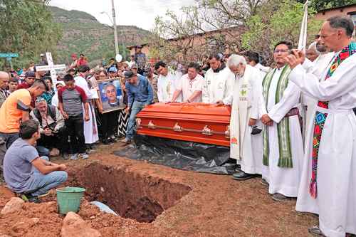 Último adiós a Javier Campos Morales y Joaquín César Mora Salazar, en el patio del templo de Cerocahui.