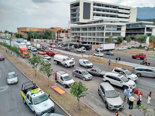 Seis mujeres bloquearon ayer durante una hora la Carretera Nacional al sur de Monterrey para protestar porque tienen un mes sin agua potable.