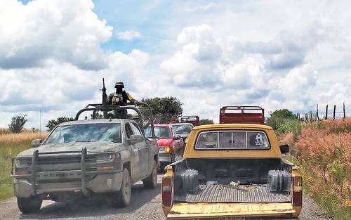 Militares resguardan a familias desplazadas por la violencia de comunidades del municipio de Jerez, Zacatecas, quienes a bordo de sus vehículos acuden a recuperar algunos bienes de las viviendas que abandonaron en marzo pasado.