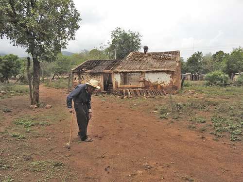 En entrevista, el comisario ejidal Leónides García comentó lo difícil que es para los habitantes de Santa María de Gracia, municipio de Rosario, Sinaloa, tener que abandonar su pueblo.