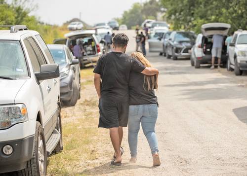 Personas que habitan cerca del sitio donde se localizó el tráiler abandonado en San Antonio acudieron a la zona y mostraron su tristeza y solidaridad por las víctimas.