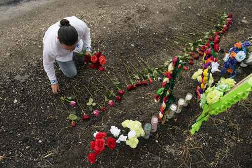 Al paso de las horas y de forma espontánea, civiles se aproximaron al lugar donde encontraron el tráiler y colocaron rosas en memoria de los fallecidos.