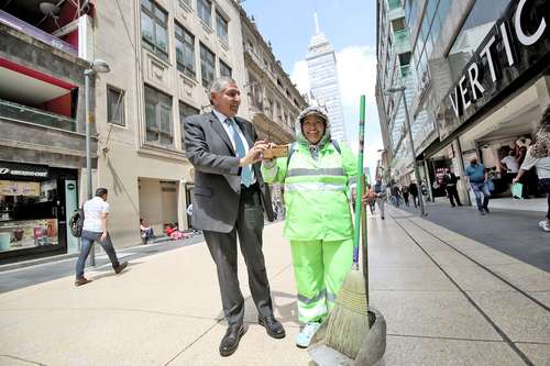 Adán Augusto López fue saludado por la gente en el Centro Histórico.