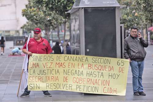Mineros de Cananea protestaron ayer afuera de Palacio Nacional durante la conferencia presidencial. Para dirigentes de sindicatos independientes, la CTM se destruyó sola, a través del robo y la estafa a los obreros.