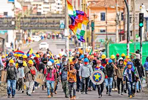Indígenas marchan en Quito con una bandera wiphala –que representa a los pueblos originarios de los Andes– luego de que ayer el gobierno de Guillermo Lasso suspendió las negociaciones.