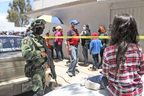 Elementos del Ejército resguardan las afueras del centro de salud Francisco I. Madero, en la capital de Puebla, donde ayer un ex convicto fue atacado con arma de fuego cuando acompañaba a su hijo para recibir la vacuna anticovid.