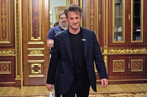  El ganador del Óscar Sean Penn durante la reunión con el presidente ucranio Volodymir Zelensky, en Kiev. Foto Afp