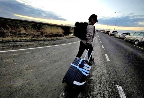  El actor y director recorriendo a pie el camino hasta la frontera con Polonia. Foto Twitter