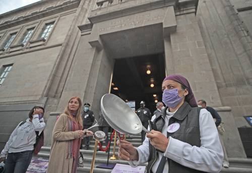 Con un cacerolazo, el Frente Nacional Mujeres exigió a la Suprema Corte de Justicia de la Nación que aplique criterios de género en los procesos judiciales.