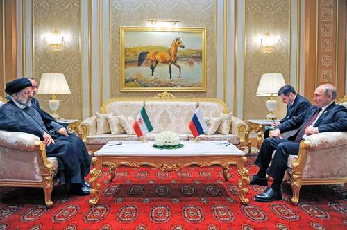 El presidente ruso, Vladimir Putin (derecha), habla con el presidente de Irán, Ebrahim Raisi, en el contexto de la cumbre de los estados ribereños del mar Caspio.