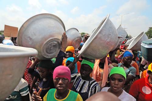 Por segundo día, en Accra, capital de Ghana, cientos de personas protestaron ayer contra la inflación, que este mes superó 27 por ciento; un día antes, fueron detenidos 29 manifestantes.