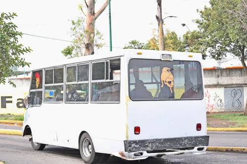  En el paradero del Metro Taxqueña algunos microbuses circulan sin la cromática autorizada y con vidrios polarizados, lo cual está prohibido. Foto Luis Castillo