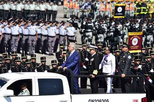 La titular de la SSPC, Rosa Icela Rodríguez, acompañó ayer al Ejecutivo federal en el pase de revista a las fuerzas armadas, en lo que fue la primera vez que una mujer participa en esa tarea.