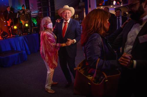 CONMEMORAN CON RITMO LA INDEPENDENCIA DE EU. El embajador de Estados Unidos, Ken Salazar, encabezó la ceremonia por el 246 Aniversario de la Independencia de ese país y el 200 aniversario de relaciones diplomáticas con México. En el evento estuvo presente Roberto Velasco, director para América del Norte de la Secretaría de Relaciones Exteriores.