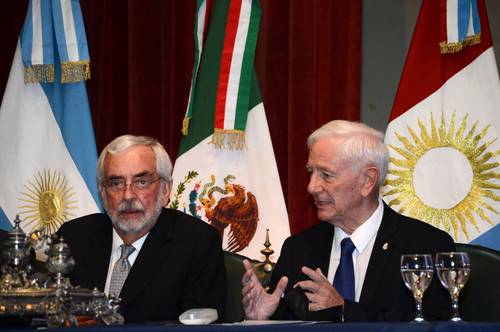 Enrique Graue (izquierda) y Hugo Oscar Juri, en la ceremonia de investidura del rector de la UNAM como doctor honoris causa por la Universidad Nacional de Córdoba, Argentina.
