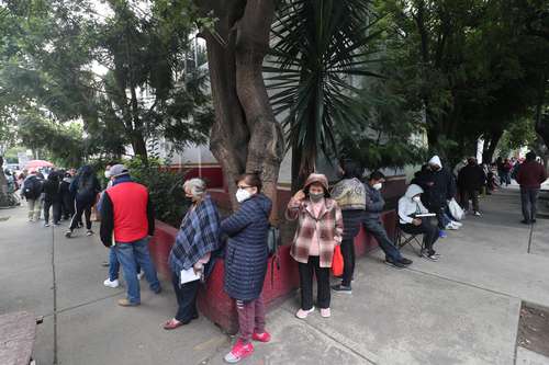  En una clínica del Issste en Xochimilco, la gente se forma desde temprano para pruebas de covid-19. Foto Luis Castillo