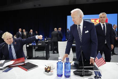 El primer ministro británico, Boris Johnson (izquierda), apoyó plenamente la propuesta de incrementar el presupuesto militar de la OTAN. El presidente estadunidense, Joe Biden, se encargó de la clausura de la cumbre aliancista.