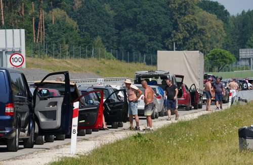 A unas horas de que termine el periodo de exención de aranceles para importar vehículos a Ucrania, la filas de automovilistas en la frontera polaca parecían interminables a pesar de llevar días de espera para ingresar a la ex república soviética.
