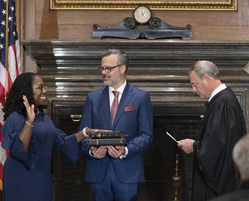 El presidente del supremo tribunal de Estados Unidos, John Roberts, toma el juramento constitucional a Ketanji Brown Jackson, mientras su esposo, Patrick Jackson, sostiene la Biblia, en la sede de la Corte, en Washington. Brown Jackson se convierte así en la juez asociada número 104 de la Corte Suprema y es la primera mujer negra en ocupar un puesto en esa instancia. El ministro Roberts le pidió que jurara “apoyar y defender la Constitución de Estados Unidos contra todos los enemigos, extranjeros y nacionales”, como se exige a todos los magistrados. La nueva juez fue propuesta por el presidente Joe Biden y confirmada por el Senado en abril pasado con 53 votos a favor y 47 en contra, de legisladores republicanos.